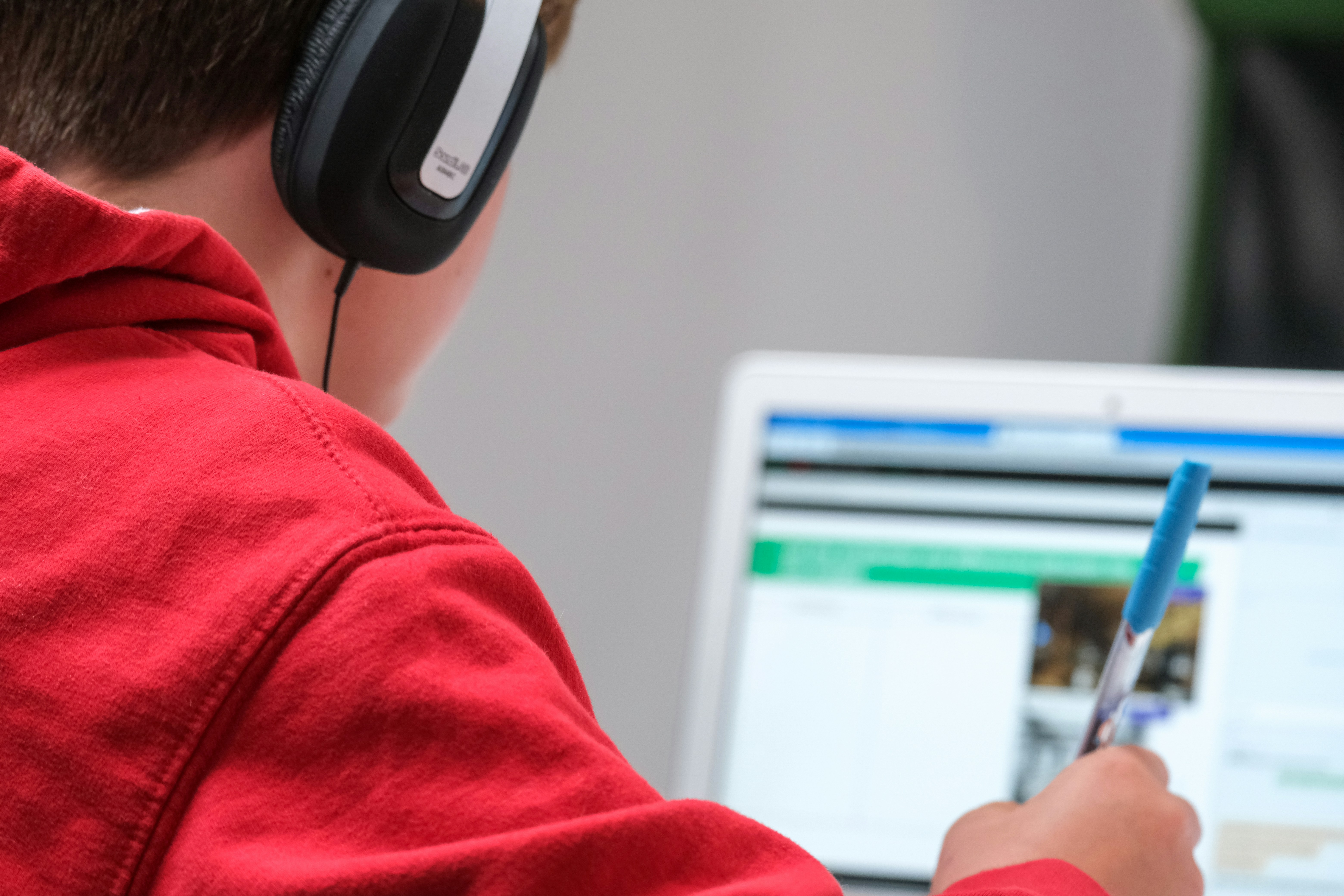 Apprenant avec un casque audio suivant un cours en ligne sur ordinateur portable